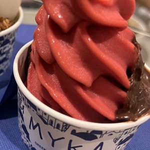 Yogurt de frambuesa topin de chocolate 