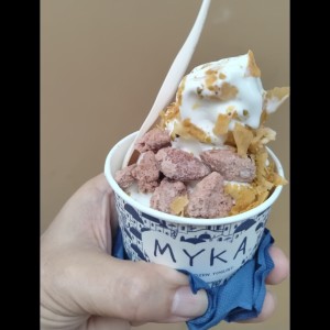 Yogurt griego con almendras y baklava