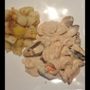 Camarones en salsa blanca con mixto de mariscos 