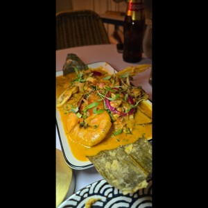 tamal + mixto de mariscos