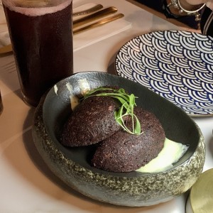 Empanada Morada con Aji de pollo