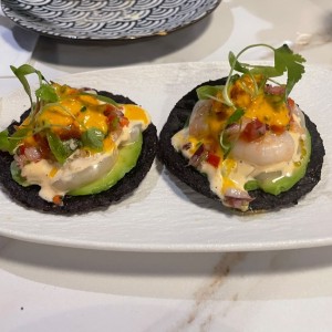 Tostadas de crudo de vieiras y camarones
