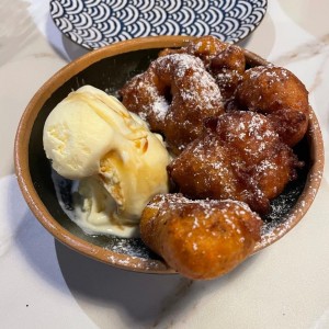Picarones de camote con helado 