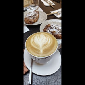 Cafe Late y croissant de chocolate y almendra 