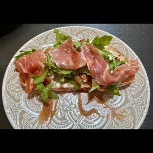 Tostadas con proscuito 