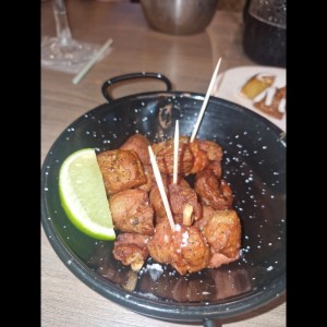 Dados de cerdo frito