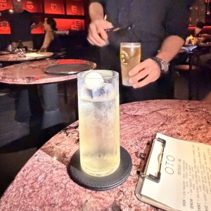 Cócteles- se llama sencha tiene gin y helado. Y está maravillosamente espectacular 