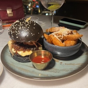 Burger con carne y cebolla caramelizada 