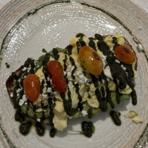 DESAYUNOS - BUNGLA AVOCADO TOAST