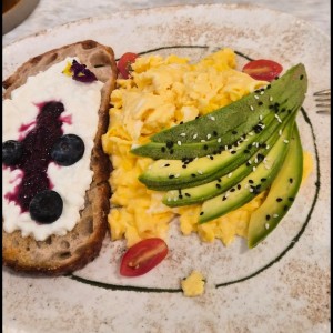 DESAYUNOS - BUNGLA AVOCADO TOAST