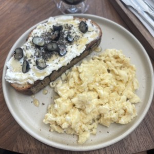 Tostada de queso de cabra con extra de huevo