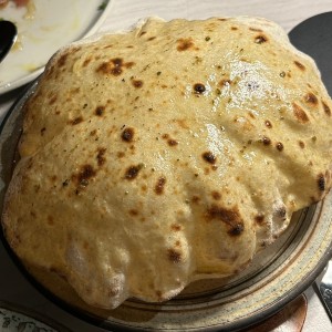 Pan de la casa con dip mediterraneo
