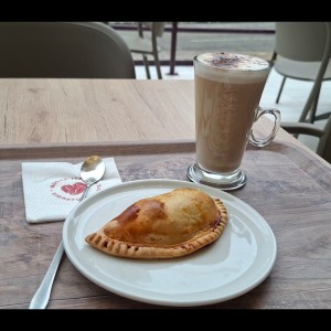 Empanada de carne y Capuccino