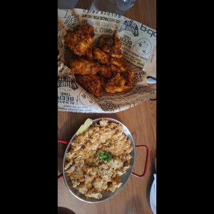 Bonless con salsa BBQ Chicken y arroz frito