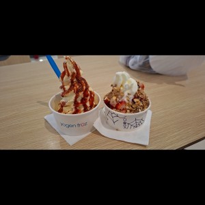 yogurt de Mango Spicy y Yogurt con Fresas + Granola