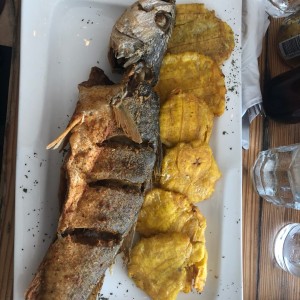 Corvina Frita con Patacones.