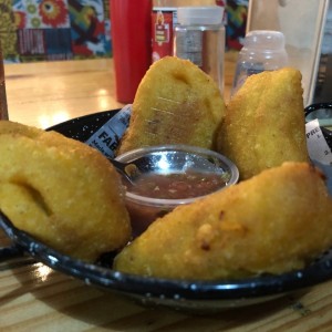 Empanadas de carne rellenas de papa con salsa pico de gallo
