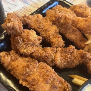 Deditos de Pollo (Acompañado de Papas Fritas) / Chicken Fingers (Accompanied with Fries)