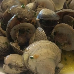 almejas al ajillo