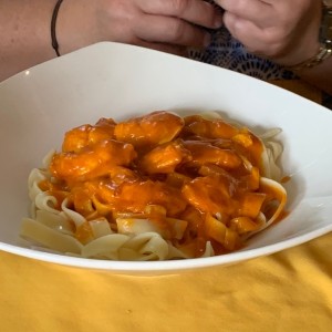 Colas de Langosta con Fettuccini en Salsa Rosada