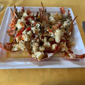 Langosta al Ajillo con Pimientos de Piquillo