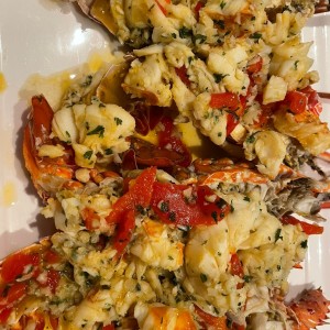 Langosta al Ajillo con Pimientos de Piquillo
