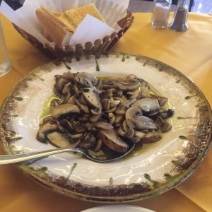 Hongos al ajillo, aceite de oliva, etc..