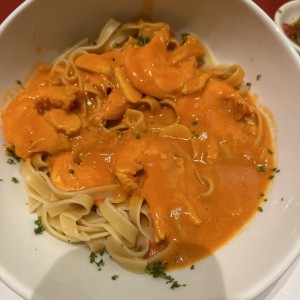Colas de Langostas con Fetuccines en Salsa Rosada