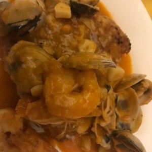 corvina con salsa de langostinos