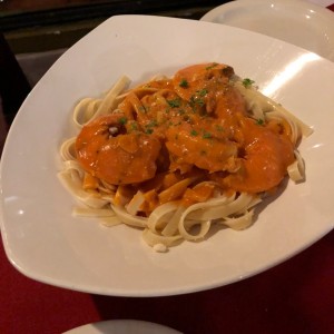 Fettuccine con langosta y salsa rosada
