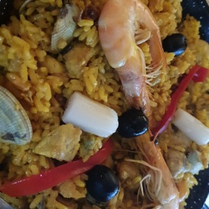 paella mixta con vino