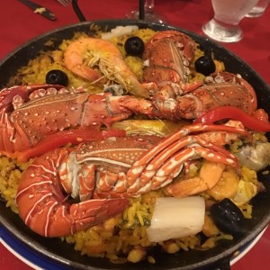 paella de mariscon con langostaa