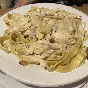 FETTUCINI CON POLLO ALFREDO