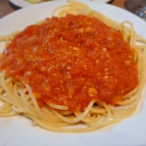 Spaghetti pomodoro con salsa de tomate natural