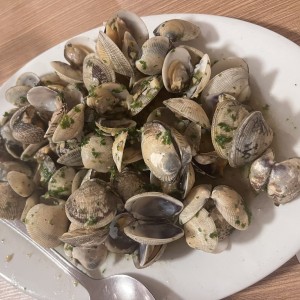 Almejas al ajillo