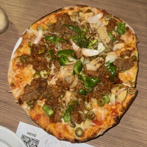 Pizza vegetariana con extra de carne 