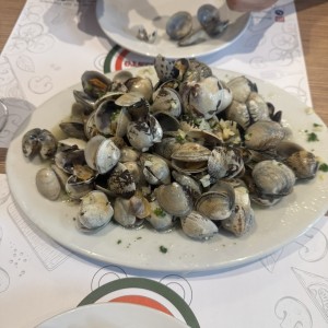 Almejas al ajillo