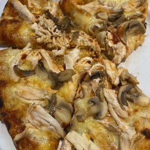 Pizza de pollo con hongos 