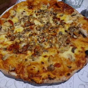 Pizza con hongos y almejas 