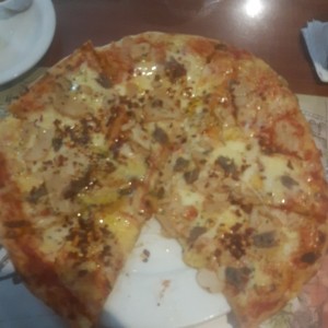 Pizza de anchoas y hongos