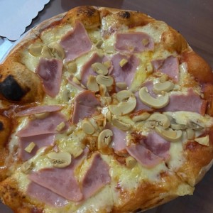 pizza de jamon y hingos