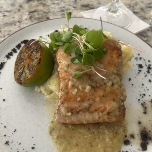 Filete de salmon en salsa menier