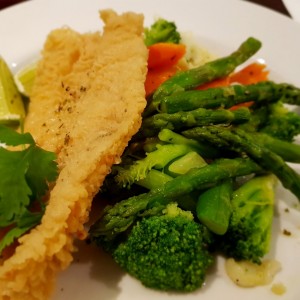 filete con vegetales hervidos
