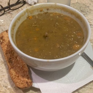 Sopa de Lentejas con carne de res y verduras. Super recomendado