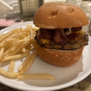 Hamburguesa de carne con queso y papas fritas
