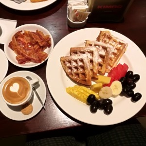 Wafles Begal con Bacon y Capuchino