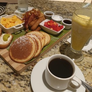 Tabla de desayuno para 2 personas.