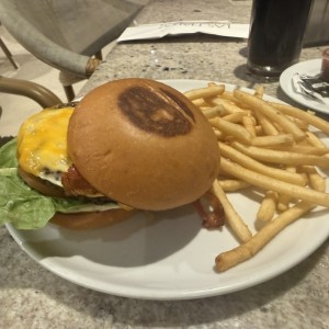 Hamburguesa de carne con queso y papas fritas
