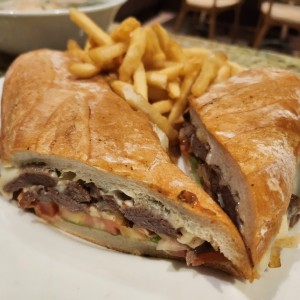 emparedado de Carne con Papas Fritas