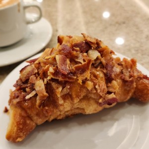 Croissant de bacon con maple